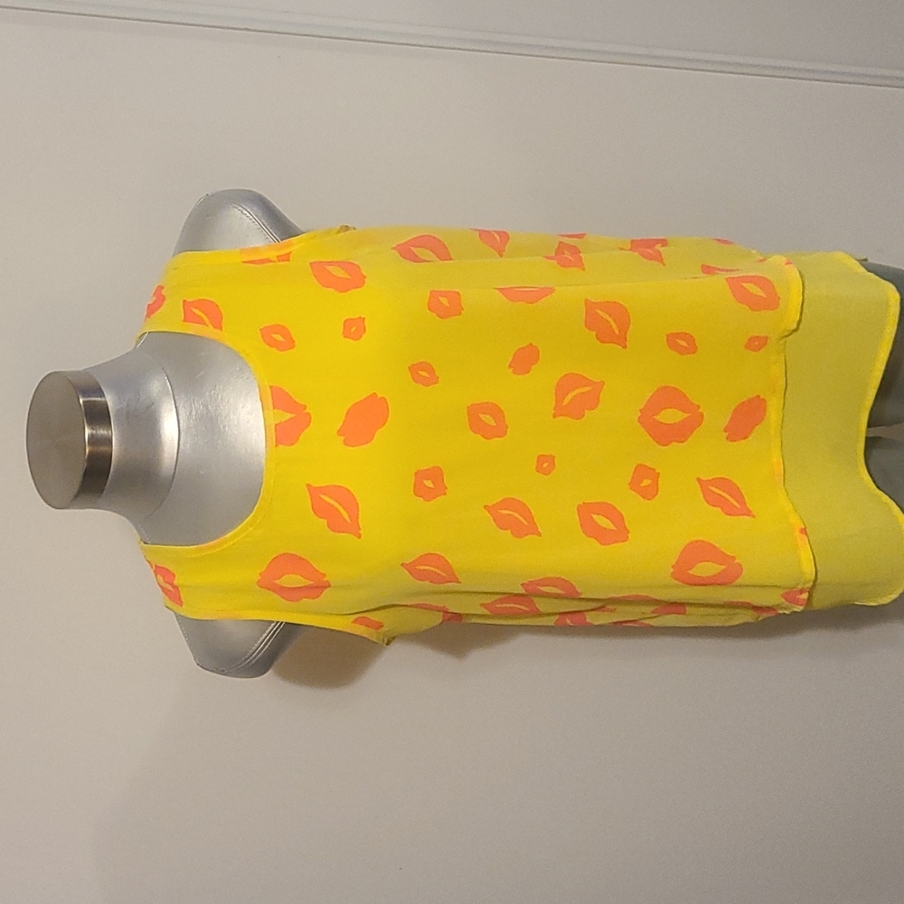 Huixue pink 💋 lips yellow double layered sleeves tank top.